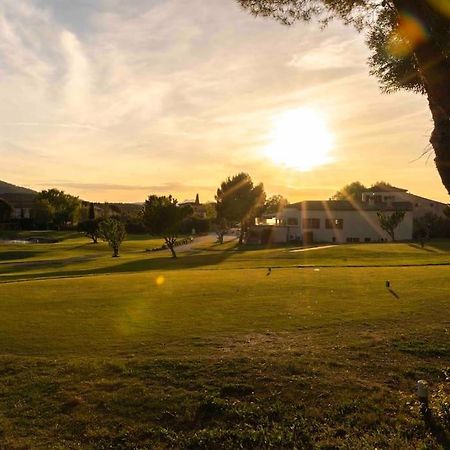Magnifique Vue Lac Au Golf De Pont-Royal Mallemort Luaran gambar