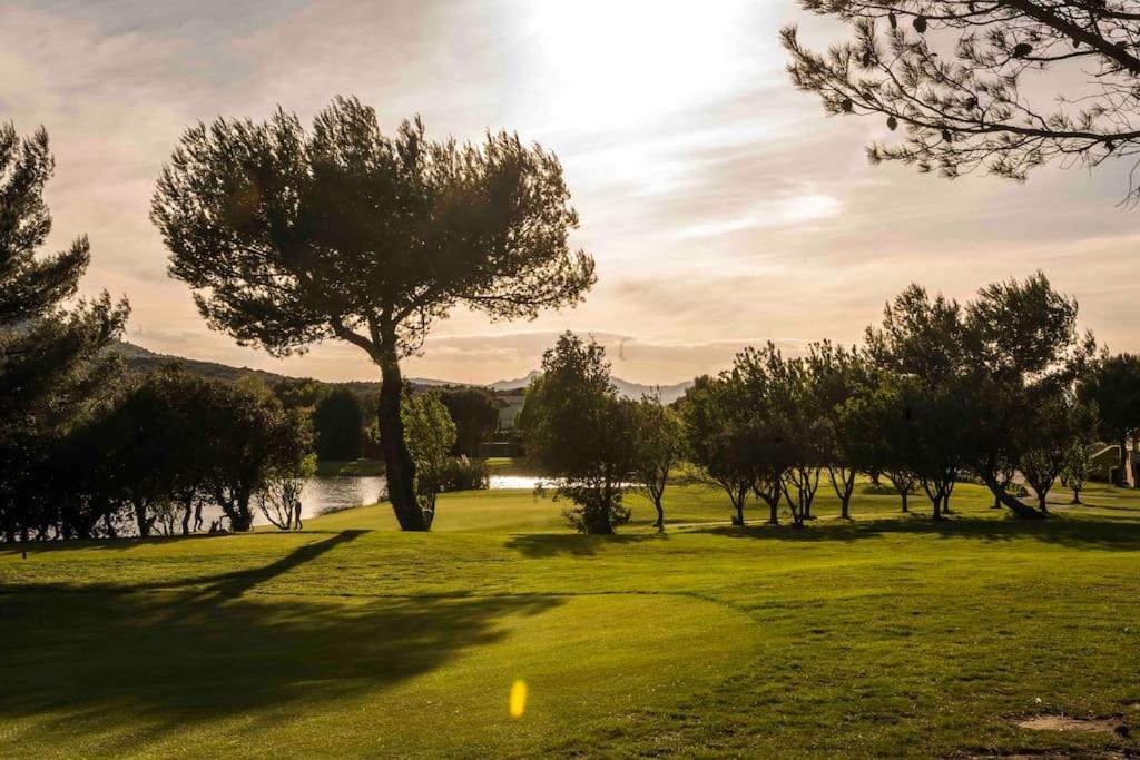 Magnifique Vue Lac Au Golf De Pont-Royal Mallemort Luaran gambar