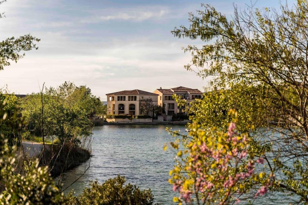 Magnifique Vue Lac Au Golf De Pont-Royal Mallemort Luaran gambar