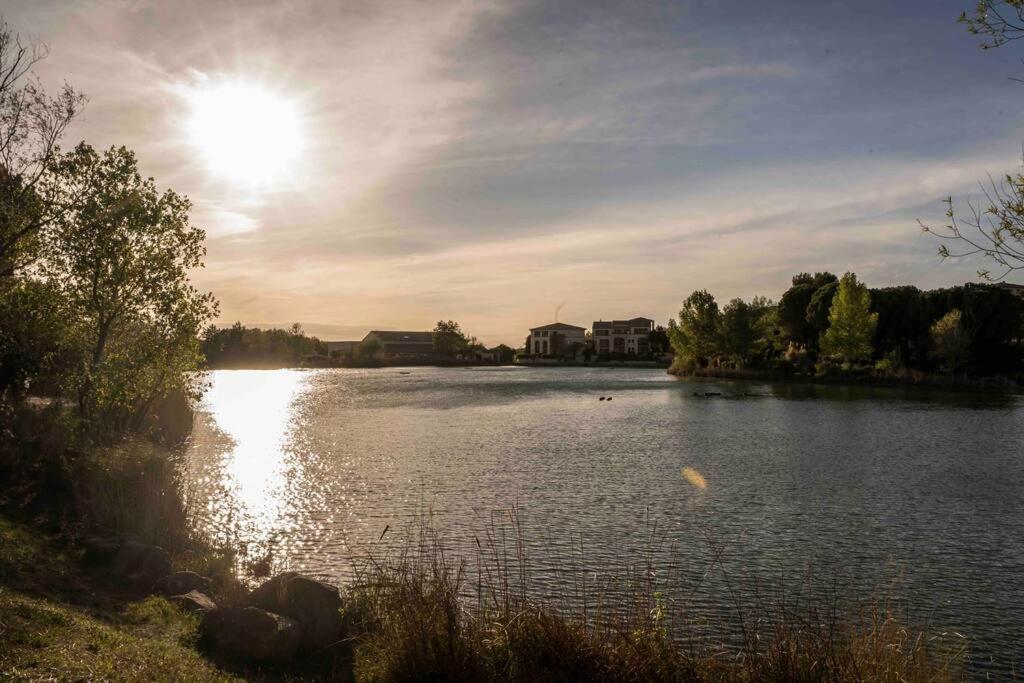 Magnifique Vue Lac Au Golf De Pont-Royal Mallemort Luaran gambar